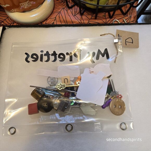 My Pretties Raven Crow Assemblage Art Crafting Lot Vintage Buttons Charms Lot D - Picture 5 of 5